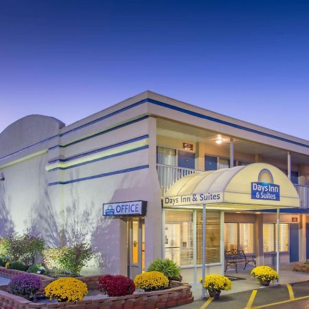 Days Inn & Suites By Wyndham Dayton North Bagian luar foto
