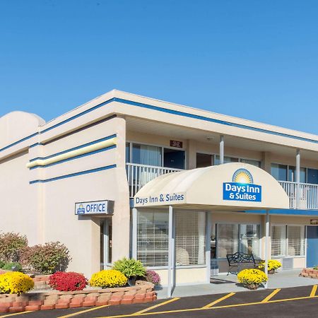 Days Inn & Suites By Wyndham Dayton North Bagian luar foto
