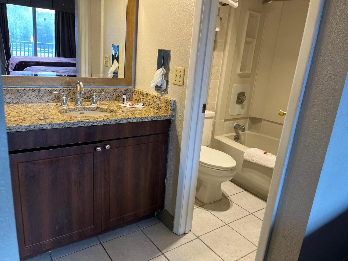 Days Inn & Suites By Wyndham Dayton North Bagian luar foto