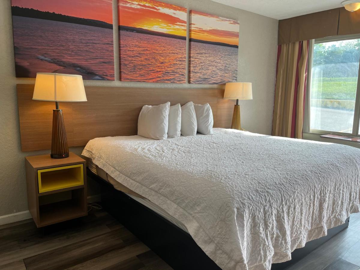 Days Inn & Suites By Wyndham Dayton North Bagian luar foto