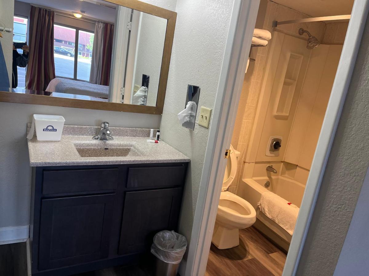 Days Inn & Suites By Wyndham Dayton North Bagian luar foto