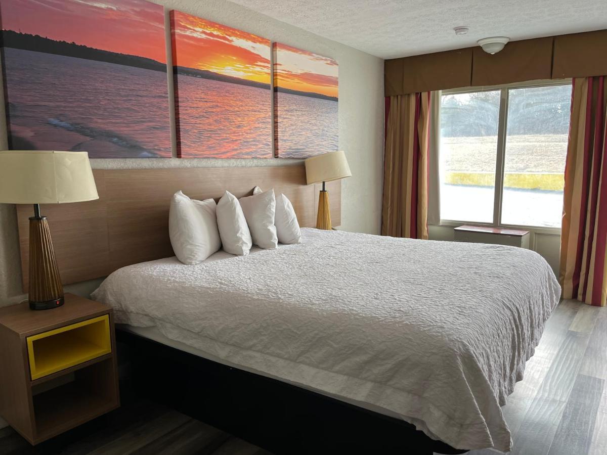 Days Inn & Suites By Wyndham Dayton North Bagian luar foto
