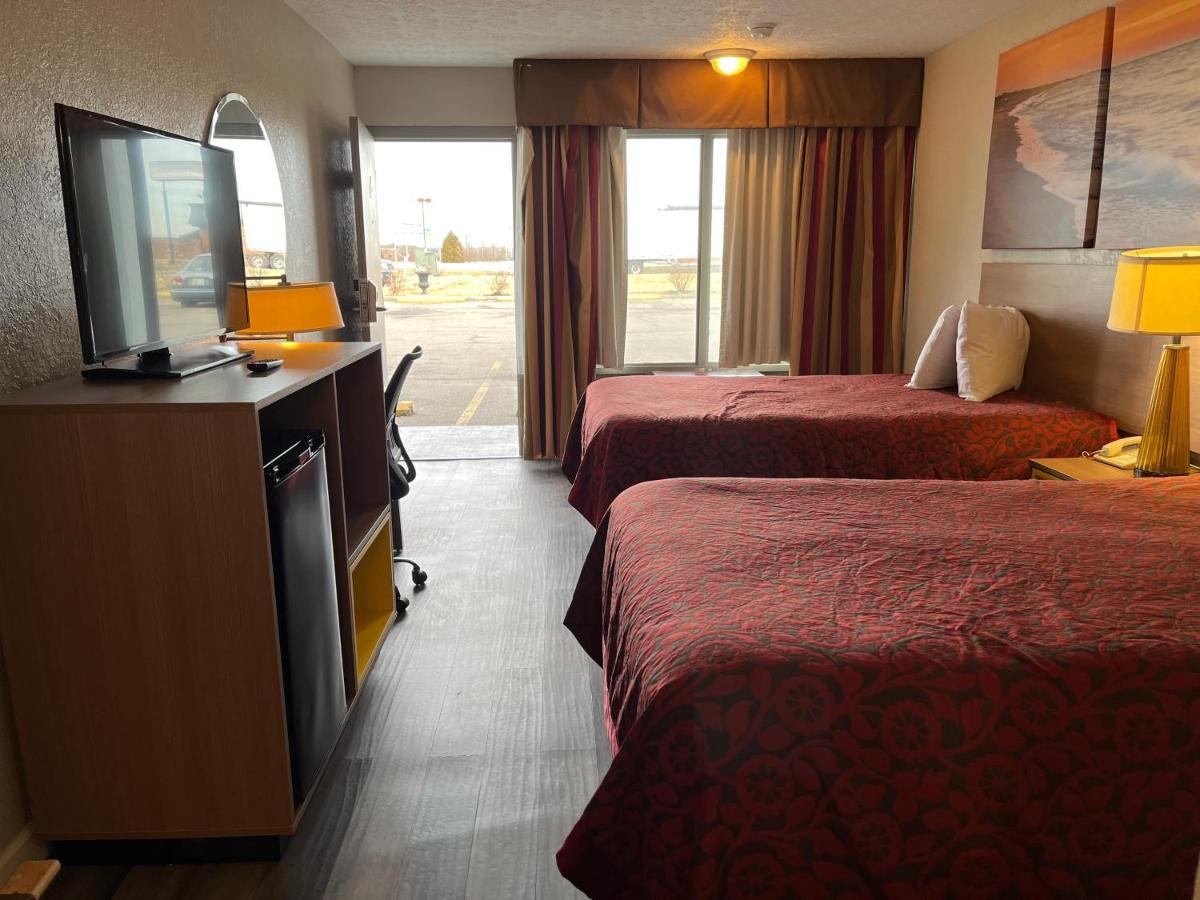 Days Inn & Suites By Wyndham Dayton North Bagian luar foto