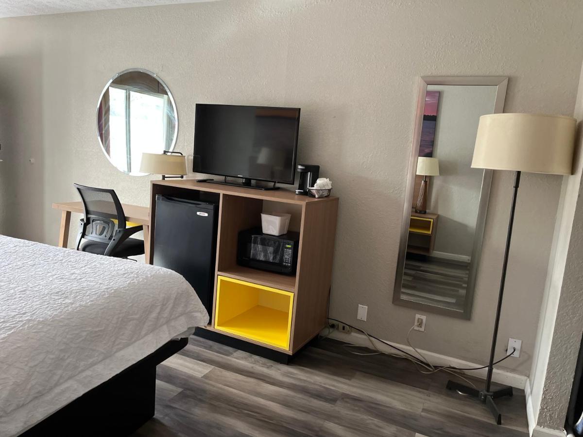 Days Inn & Suites By Wyndham Dayton North Bagian luar foto