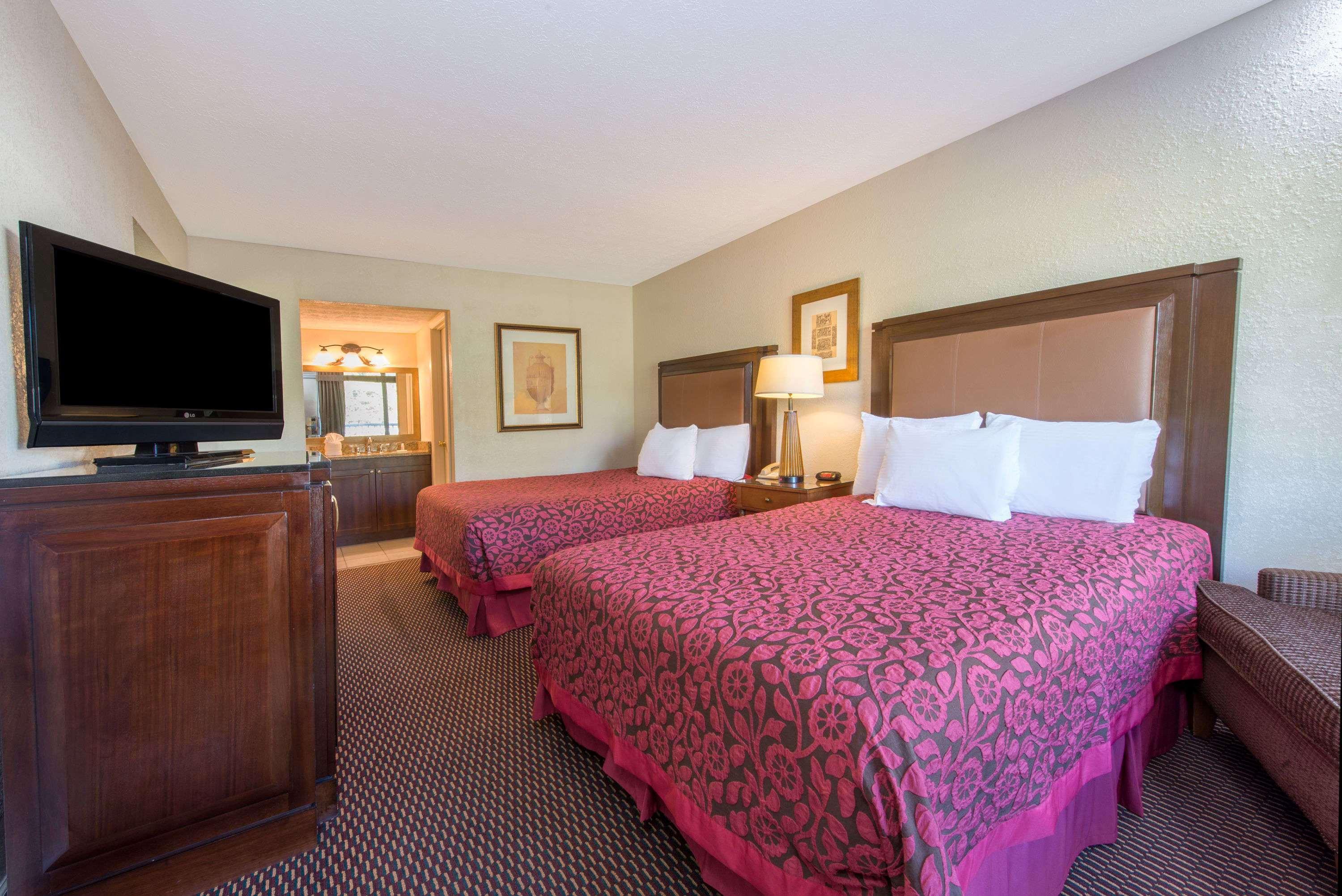 Days Inn & Suites By Wyndham Dayton North Bagian luar foto