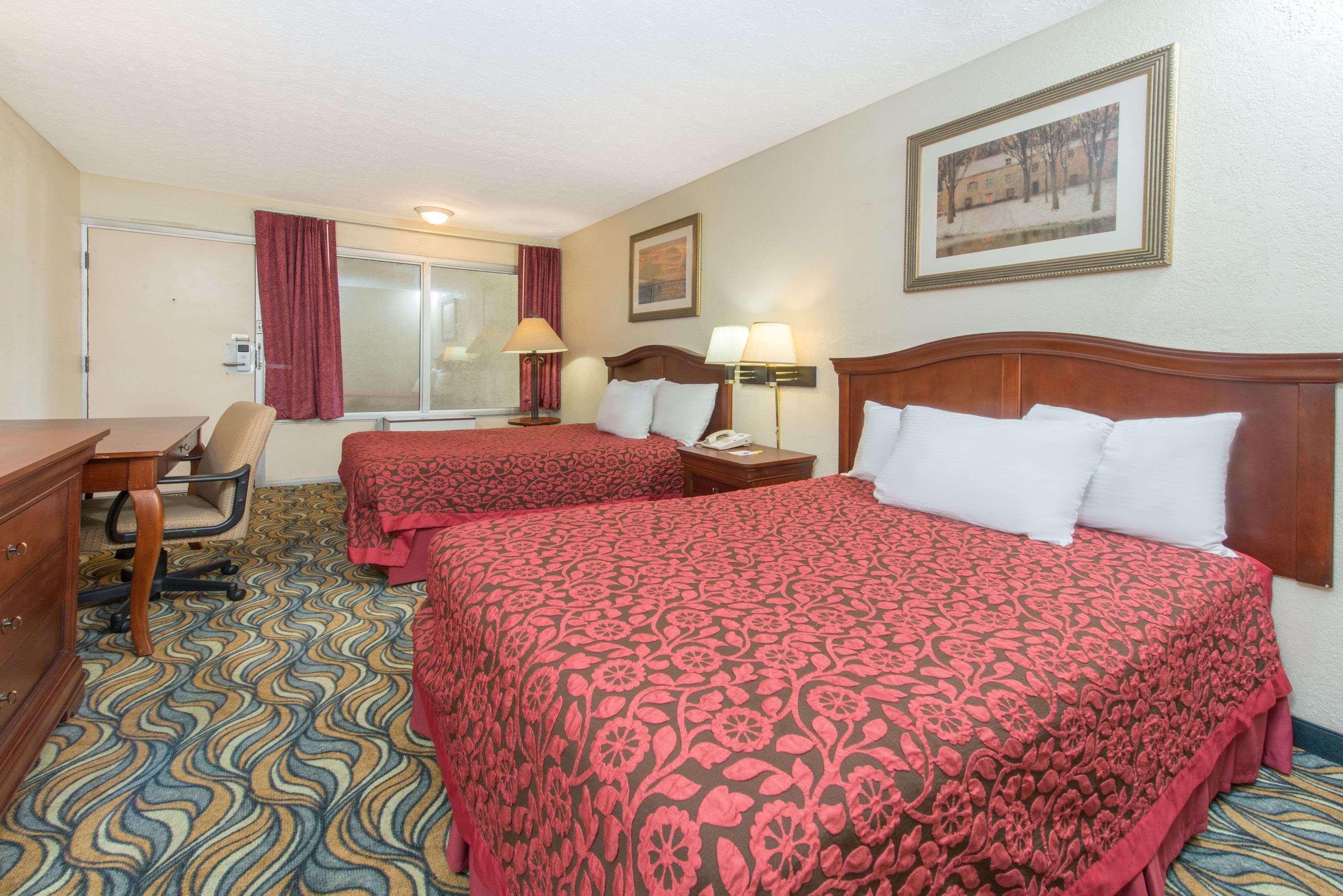 Days Inn & Suites By Wyndham Dayton North Bagian luar foto