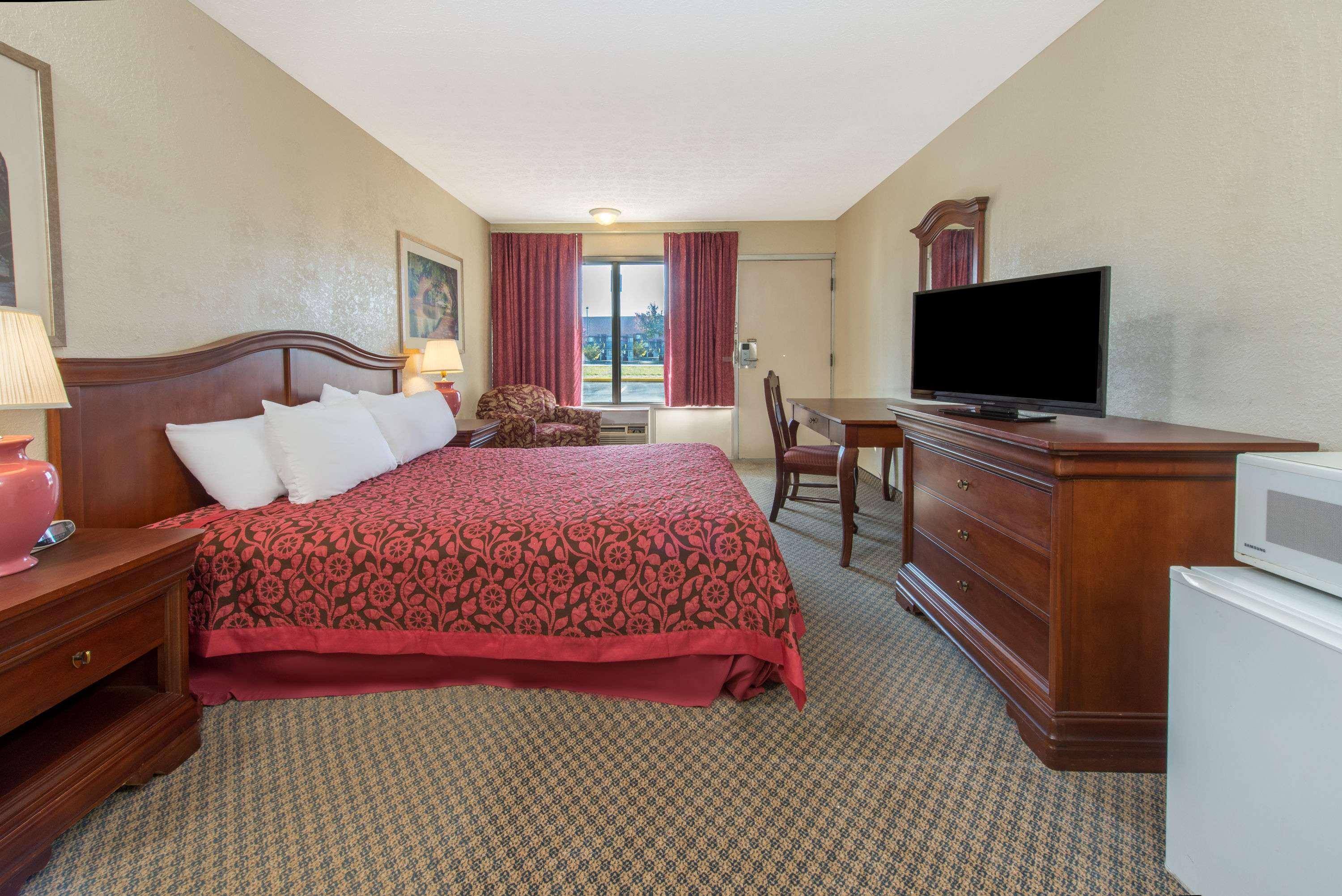 Days Inn & Suites By Wyndham Dayton North Bagian luar foto