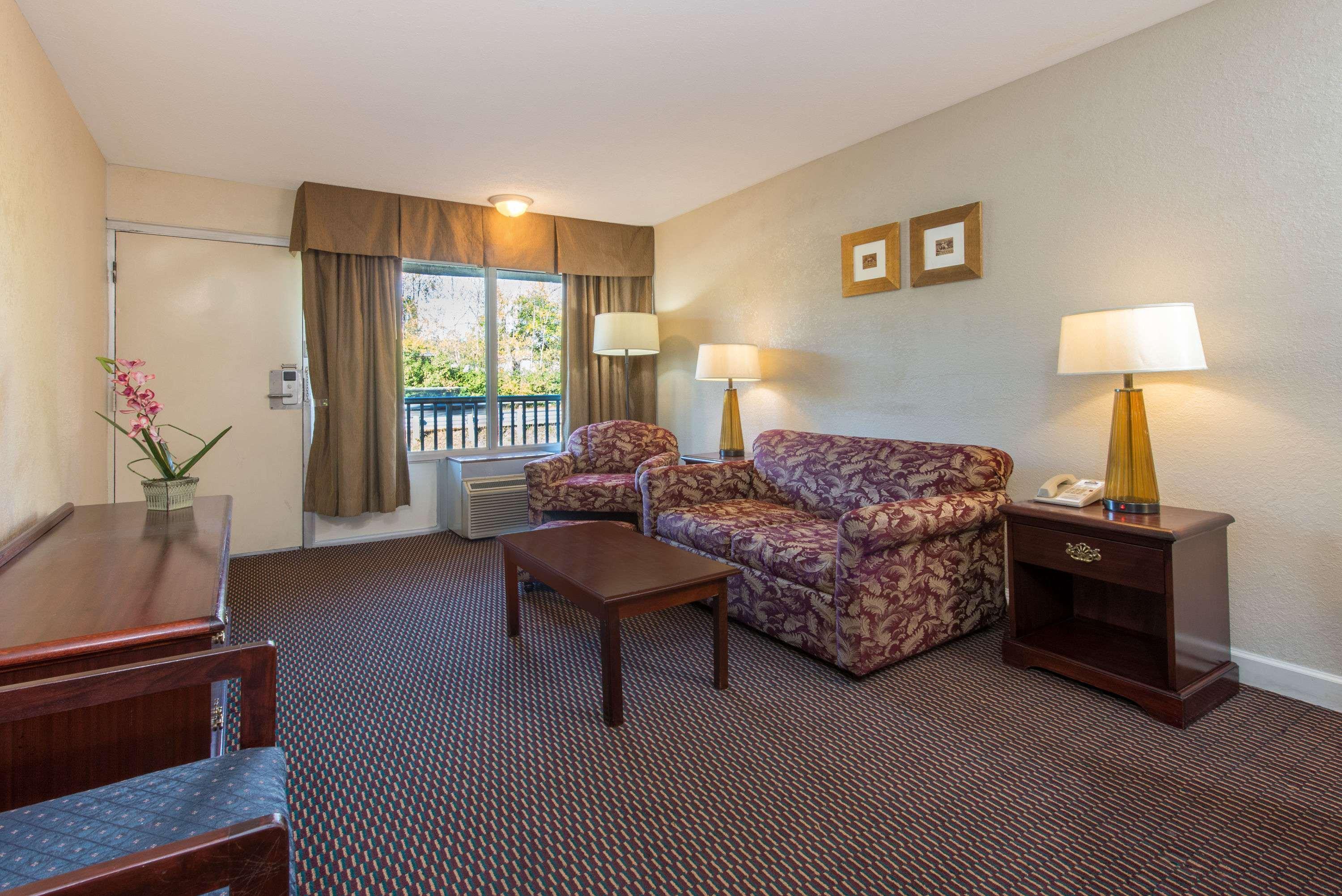 Days Inn & Suites By Wyndham Dayton North Bagian luar foto