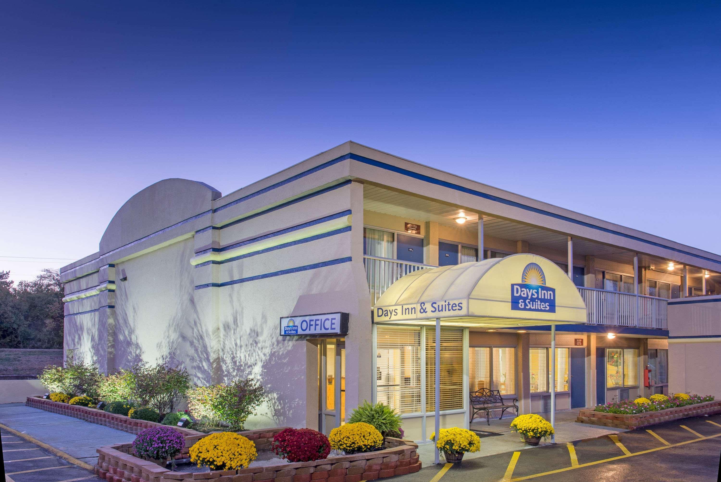 Days Inn & Suites By Wyndham Dayton North Bagian luar foto