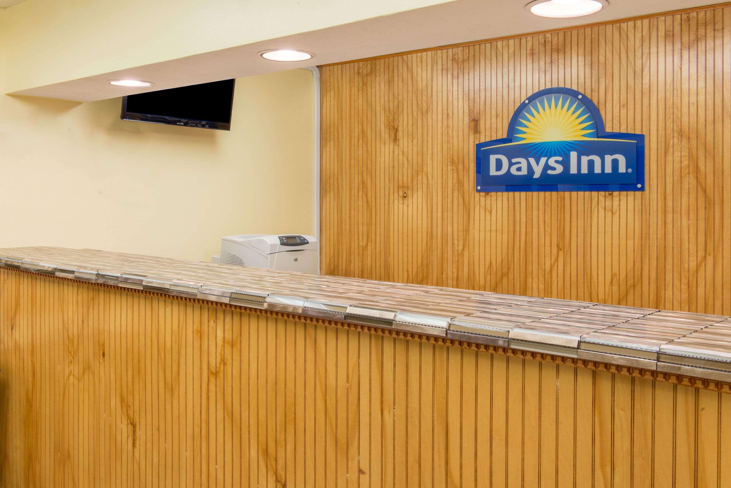 Days Inn & Suites By Wyndham Dayton North Bagian luar foto