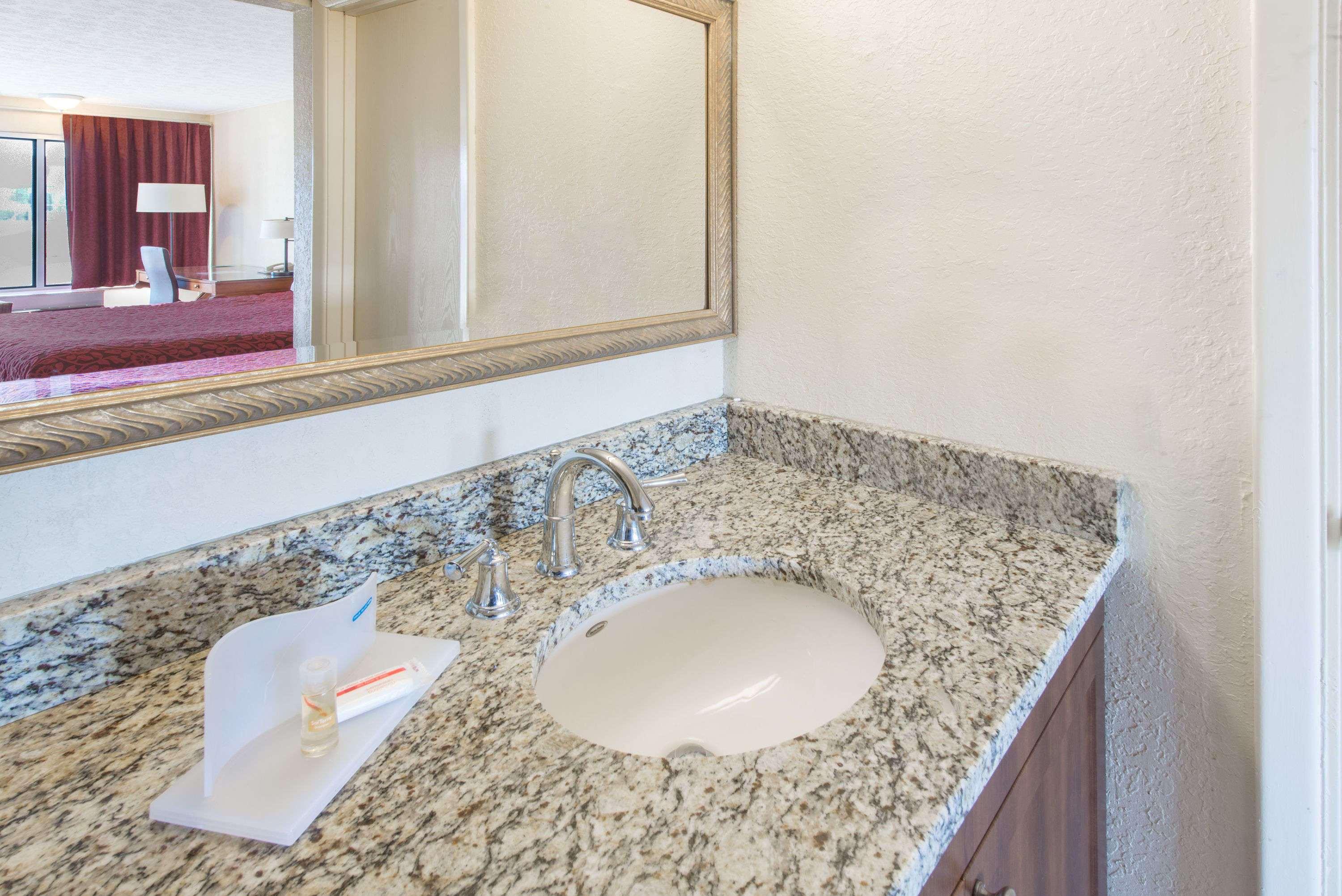 Days Inn & Suites By Wyndham Dayton North Bagian luar foto